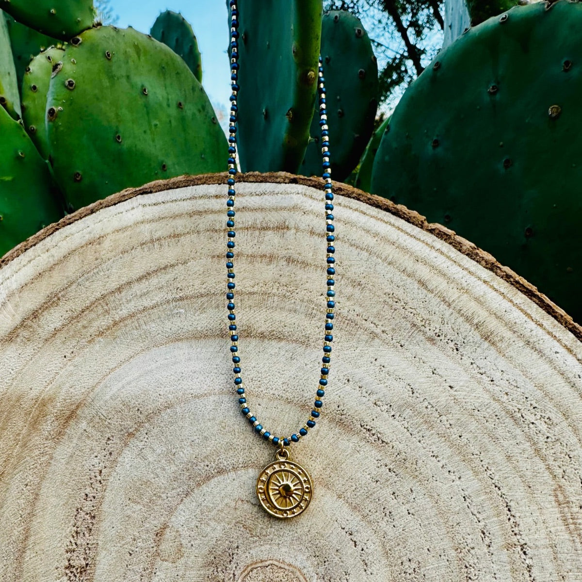 Collier perles bleu nuit ASTRAL - Pampille Lune solaire