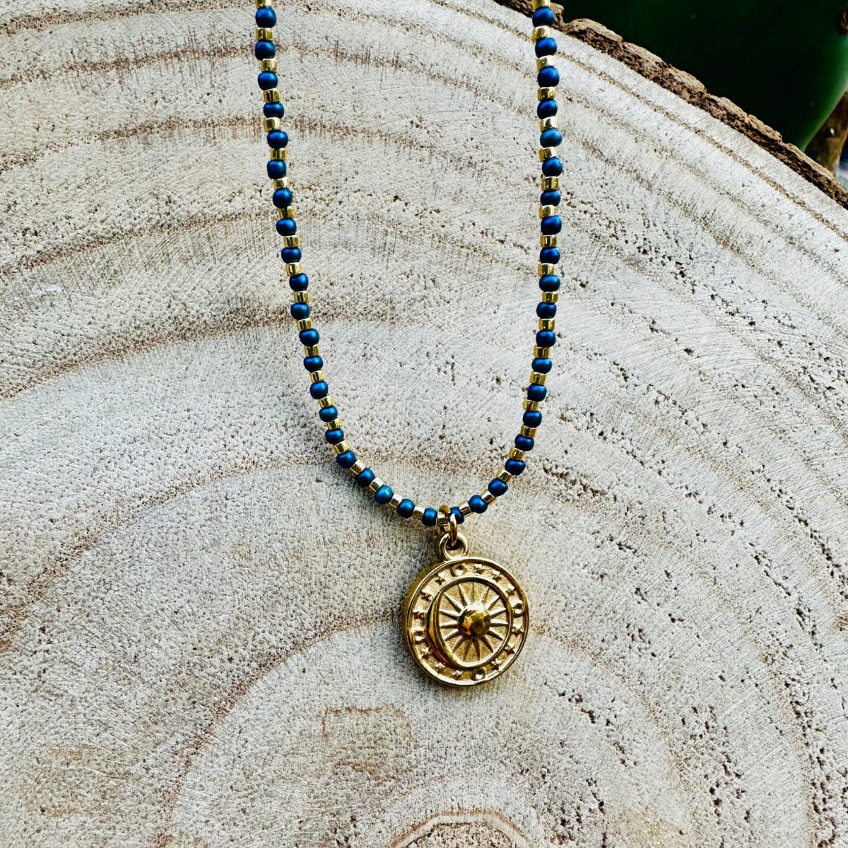 Collier perles bleu nuit ASTRAL - Pampille Lune solaire